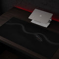 Tapis Serpent Dark Core MouseMatX sur un bureau gaming sombre