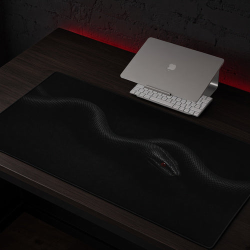 Tapis Serpent Dark Core MouseMatX sur un bureau gaming sombre