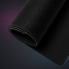 Détail ourlet et surface du tapis Slash Dark Core